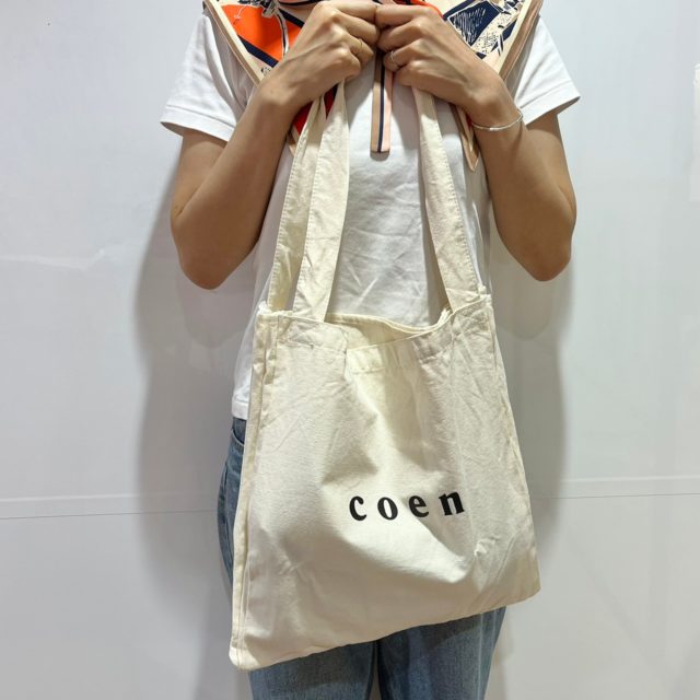 トートバッグを持っている