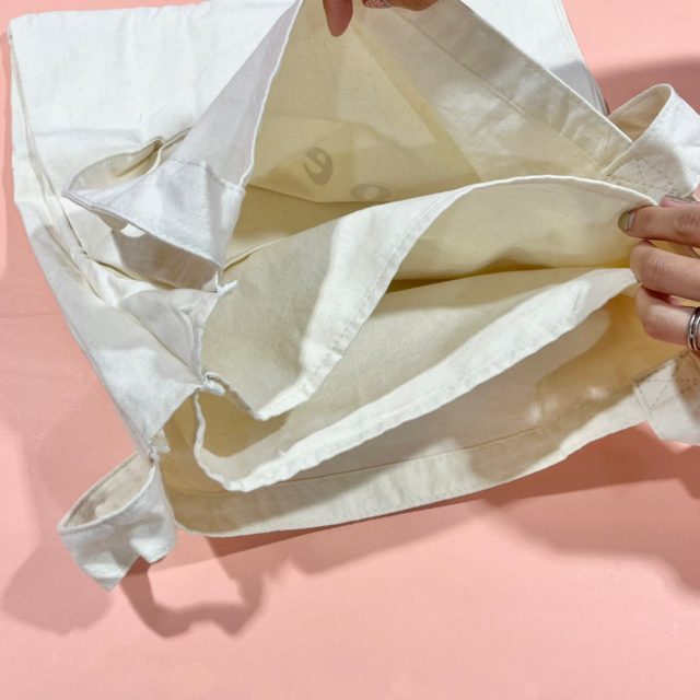 3層式のトートバッグの中身を見せている