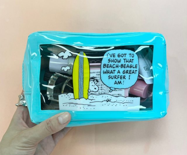 ポーチに物を入れている