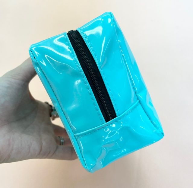 ポーチのマチの幅を見せている