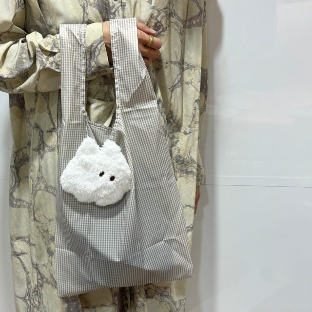 エコバッグを手首に下げている様子