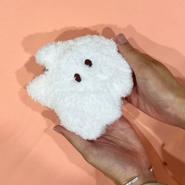 ぬいぐるみを両手で持っているところ