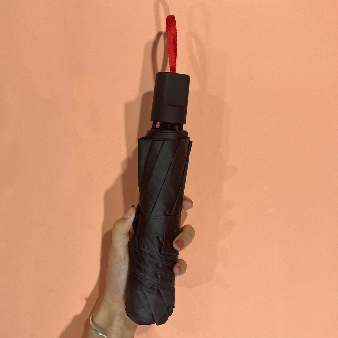 晴雨兼用折りたたみ傘を傘袋から取り出した本体の画像
