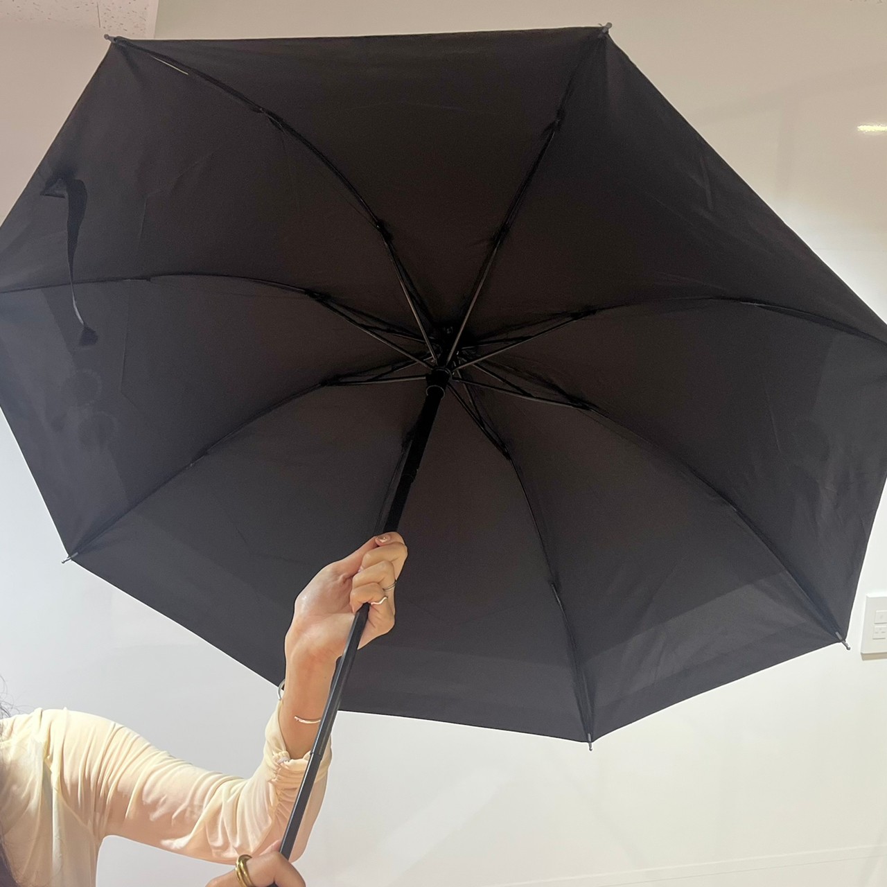 晴雨兼用折りたたみ傘を開いてみた画像