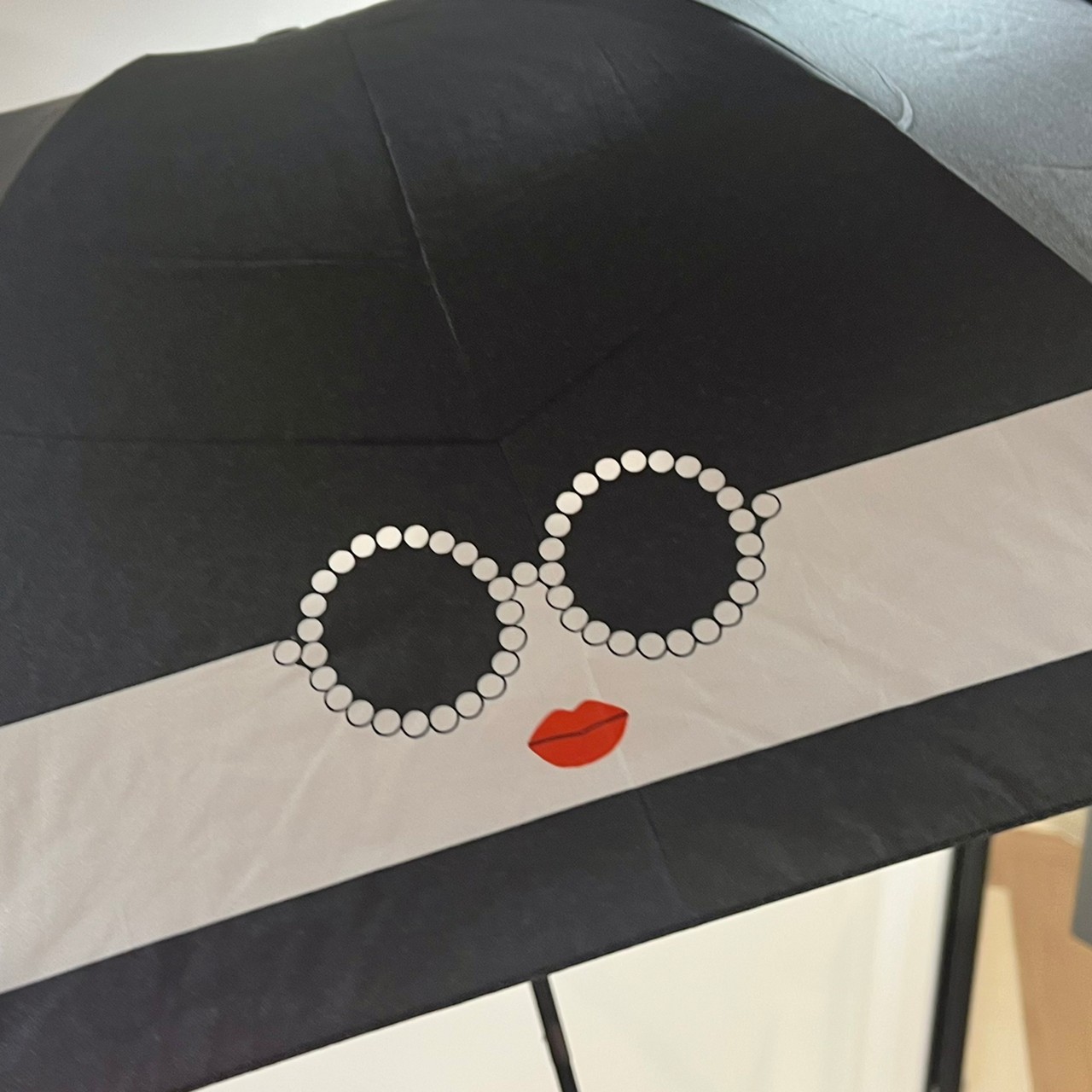 晴雨兼用折りたたみ傘に描いてあるa-jolieフェイスがわかる画像