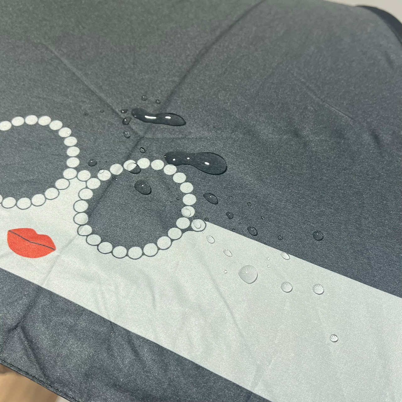 晴雨兼用折りたたみ傘に描いてあるa-jolieフェイスがわかる画像