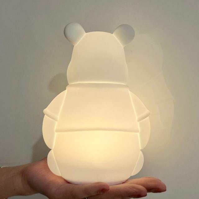 後ろ向きのプーさんのライトが点灯している