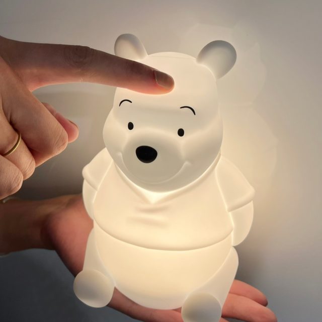 プーさんのライトの頭を押している