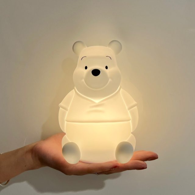 正面向きのプーさんのライトが点灯している