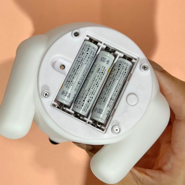 プーさんのライトの電池部分を見せている