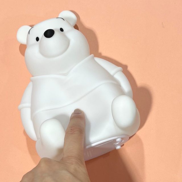 プーさんのライト本体を指で押している