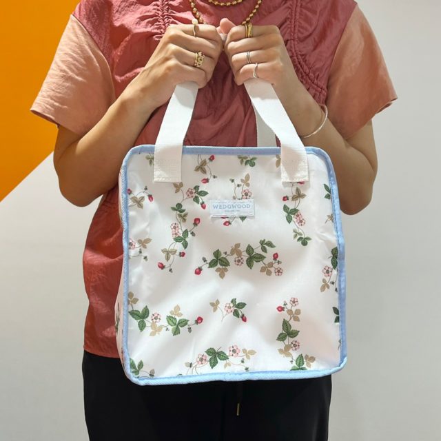 WEDGWOOD保冷バッグ（大）を持った女性