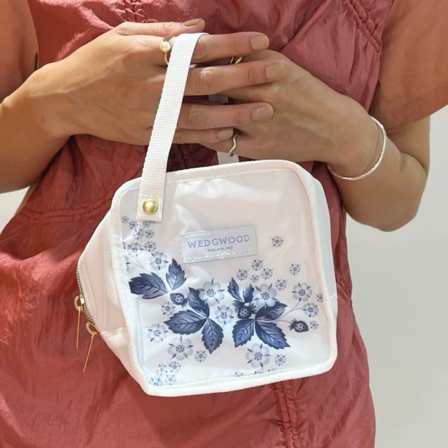 WEDGWOOD保冷バッグ（小）を持った女性