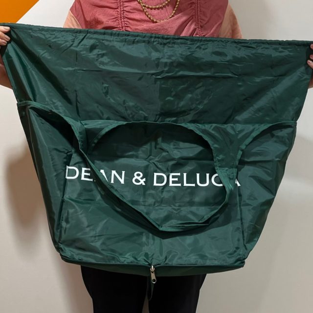 DEAN＆DELUCA･エコバッグを広げた女性