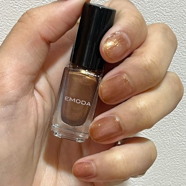 EMODAネイルカラーを持った手（開き気味）