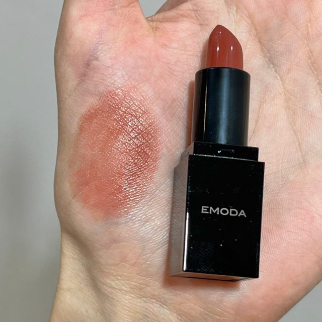 EMODAリップカラーを手に塗ったところ