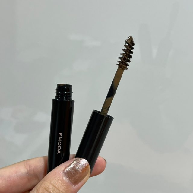 EMODAマスカラを持ったところ