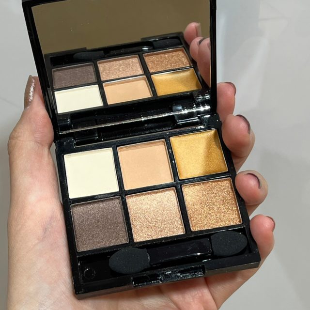 EMODAアイシャドウを手に持ったところ