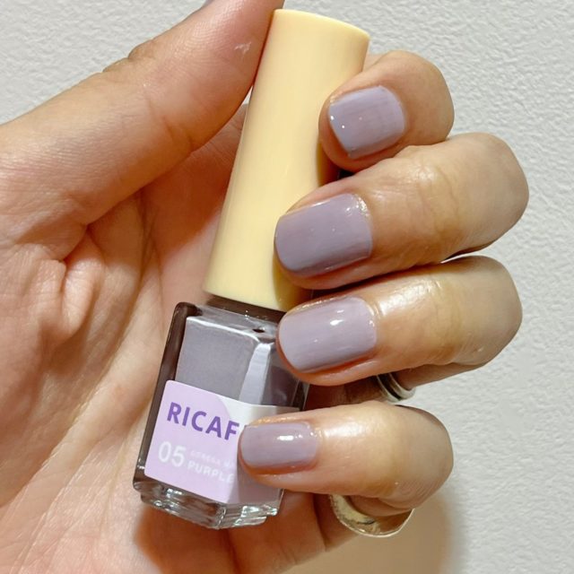 RICAFROSH コレガネイルの05 パープルフロートとそれを塗った手