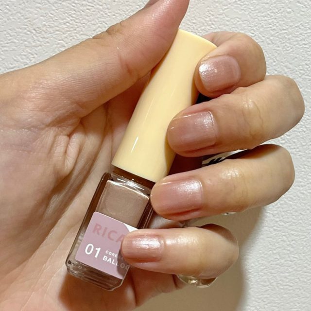 RICAFROSH コレガネイルの01 バルーンゴールドとそれを塗った手