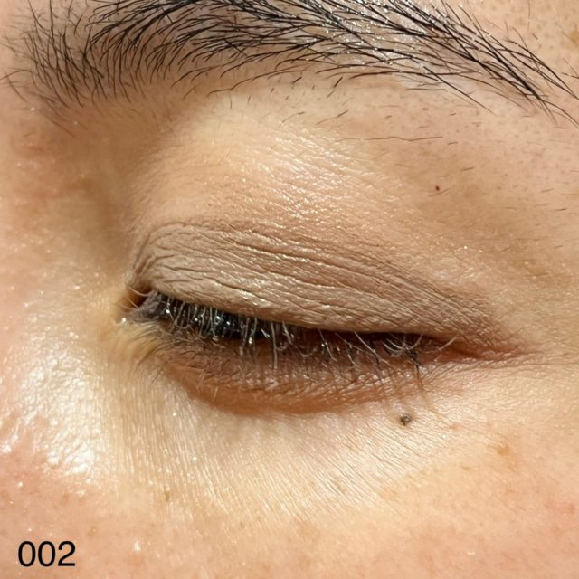 002フォギーベージュでメイクした目を横から見た様子