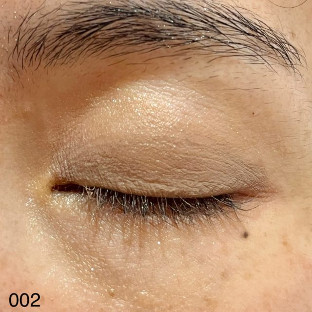002フォギーベージュでメイクした目を伏せた様子