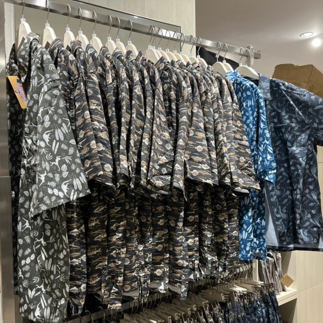 商品棚にかかっている半袖柄シャツ