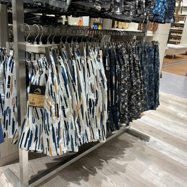 商品棚にかかっているショートパンツ