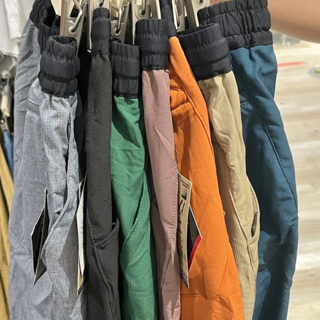 耐久撥水トラベルシェルパンツのいろんな色を見せている