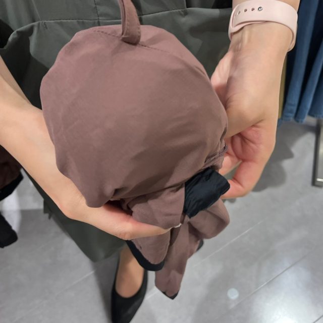 パンツを折り畳んでポケットに入れている