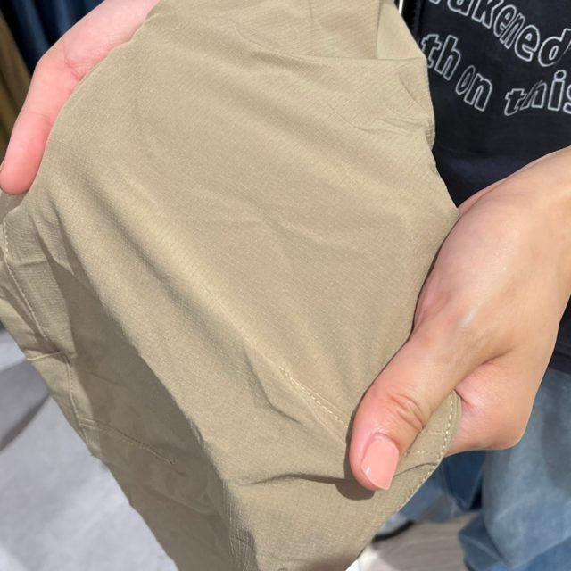 耐久撥水トラベルシェルパンツの素材感を見せている