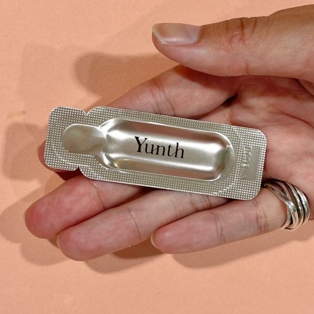 生ビタミンC美白美容液を手に持っている様子