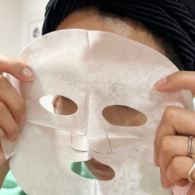 マイクロカプセル炭酸パックのコットンマスクを広げている様子