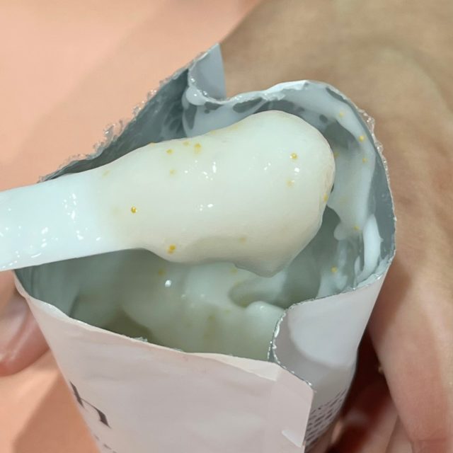 混ぜ終わったマイクロカプセル炭酸パックをスパチュラですくっている様子