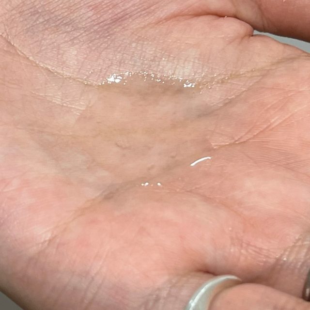 ナノバブル美白化粧水を手のひらに出している様子
