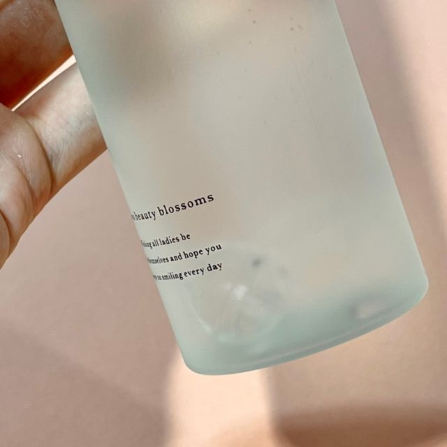 ナノバブル美白化粧水のボトルを拡大している様子