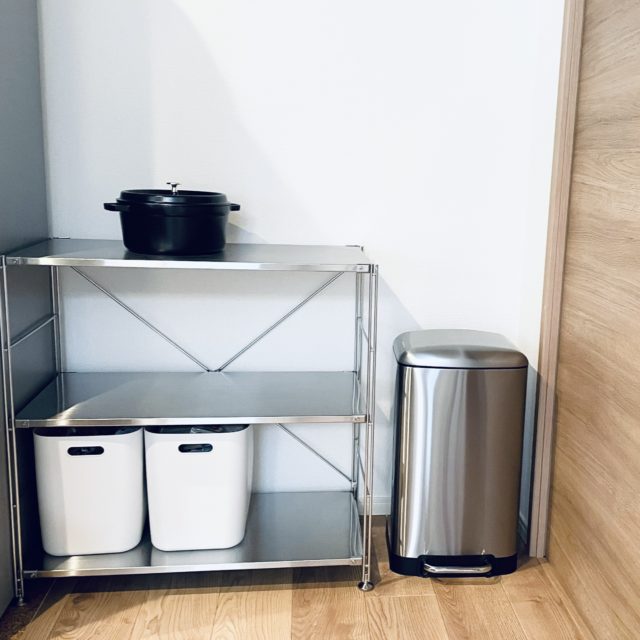 鍋・ゴミ箱・ユニットシェルフと一緒の写真
