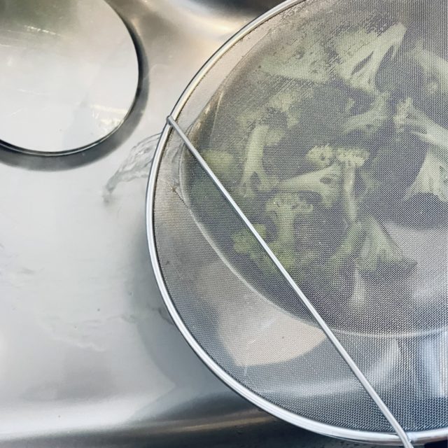 ブロッコリー湯切りしている写真