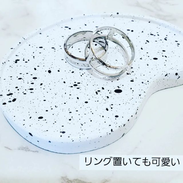 トレーの上にリングを置いた例