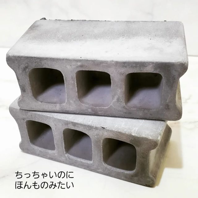 2つ積み重なったセメントブロック