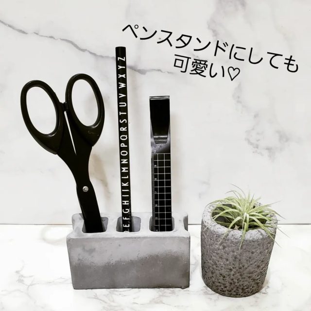 セメントブロックの穴に文具を入れた例