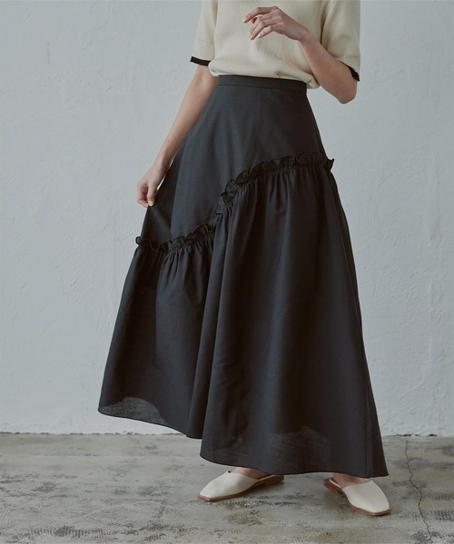 mietteのブラックの「アシメギャザーロングスカート」の着用画像