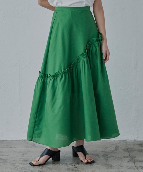mietteのグリーンの「アシメギャザーロングスカート」の着用画像