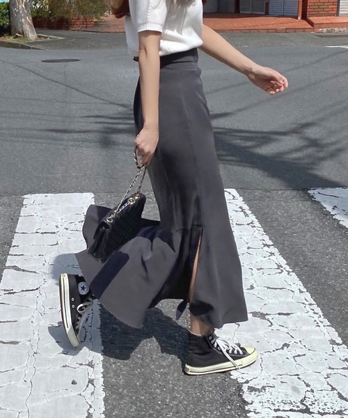 LAUIRのダークグレーの「スリットマーメイドロングスカート(薄手伸縮生地)」の着用画像