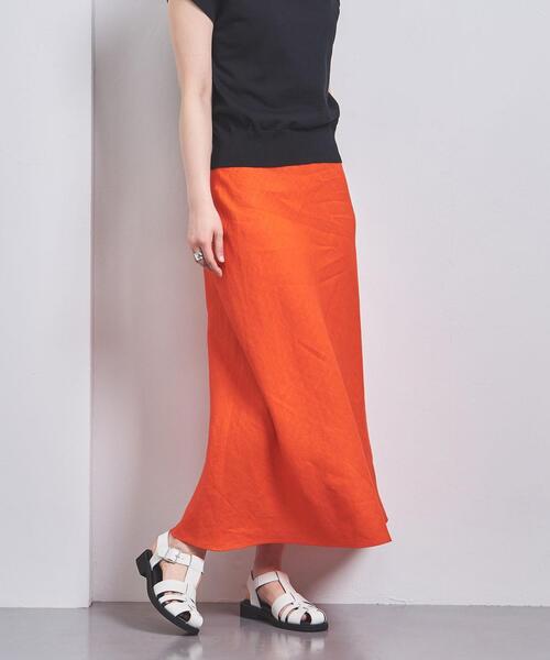 UNITED ARROWSのオレンジの「リネンマキシスカート」の着用画像