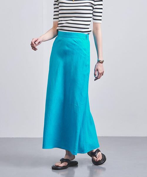 UNITED ARROWSのターコイズブルーの「リネンマキシスカート」の着用画像