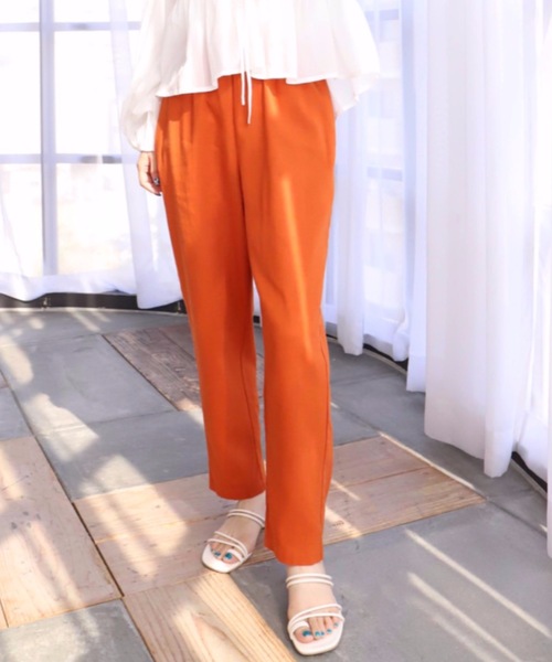 moment+のオレンジの「コットンリネンカラーイージーパンツ」の着用画像