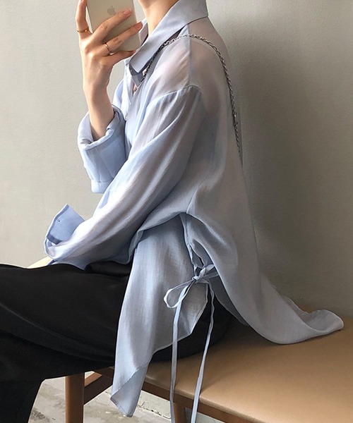aimohaのブルーの「韓国風脇紐透け感UVカットブラウス」の着用画像