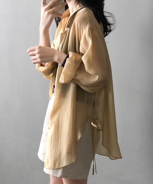 aimohaのイエローの「韓国風脇紐透け感UVカットブラウス」の着用画像