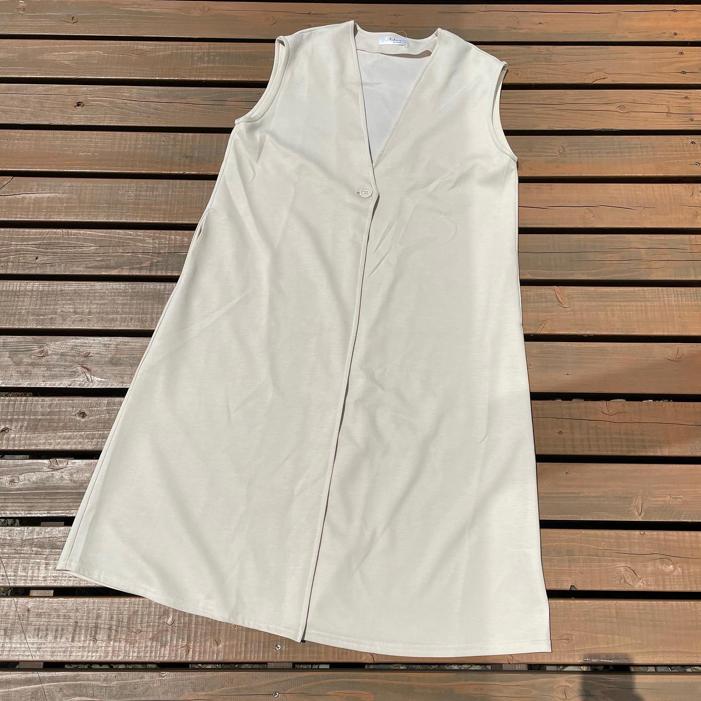 しまむらのホワイトの「ダンボールロングジレ」の置き画